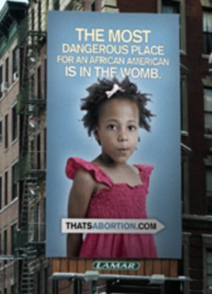 Un cartel enorme: “El lugar más peligroso para un Afroamericano, está en el útero”