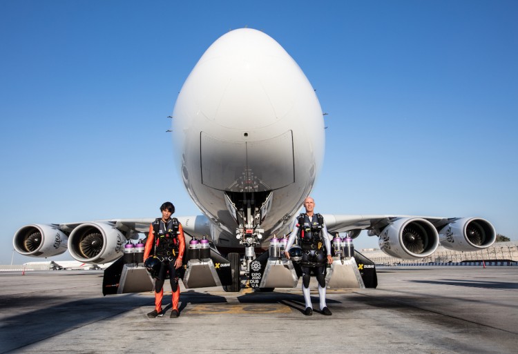 Jetman sobrevoló un Airbus A380 en Dubai