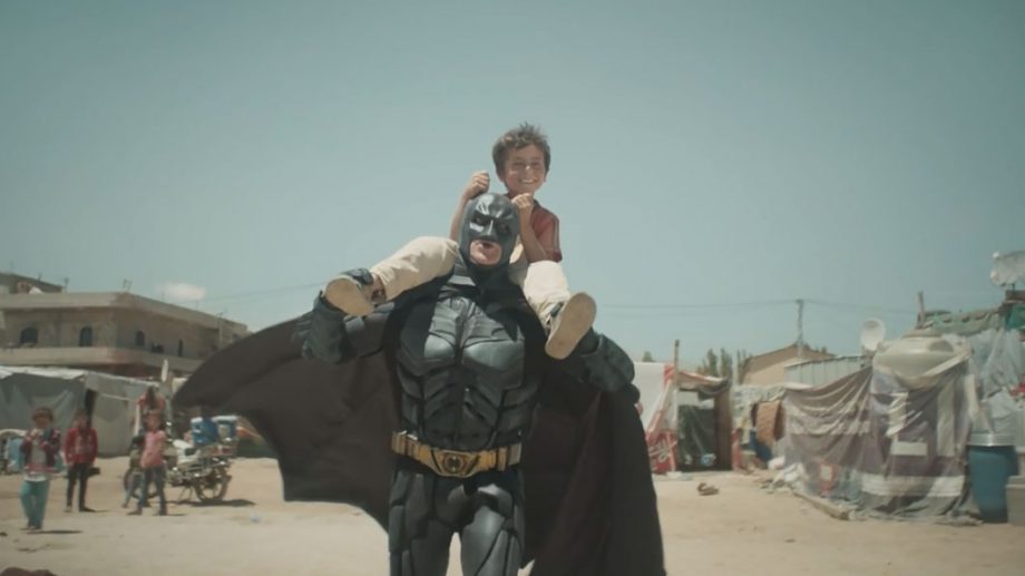Batman salva la vida de un niño refugiado