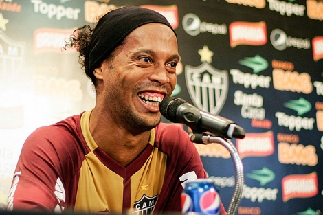 Coca-Cola rompe un contrato millonario con Ronaldinho por Pepsi